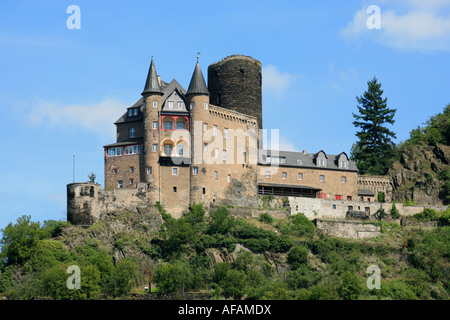 Katz Burg hoch über St. Goarshausen im Flusstal Rheins in Deutschland Stockfoto