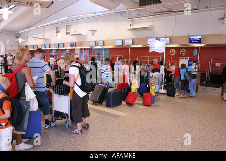 Menschen warten in der Schlange im Flughafen-Terminal Gebäude in Stockholm Skavsta Flughafen Nyköping Schweden beim Einchecken Stockfoto