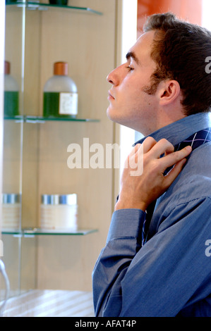Britische jungen Geschäftsmann, die Vorbereitungen für den ersten Tag neuen Job und Start Karriere in Anwaltschaft London UK Stockfoto