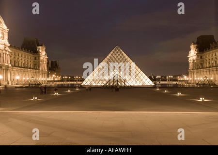 Frankreich, Paris, Le Louvre Pyramide Bau Stockfoto