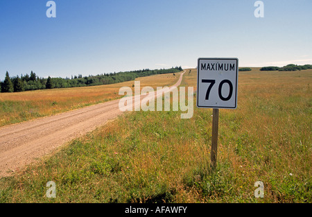 Ein Tempolimit Schild an einen groben Feldweg in Cypress Hills Interprovencial Park, Alberta/Saskatchewan, Kanada. Stockfoto