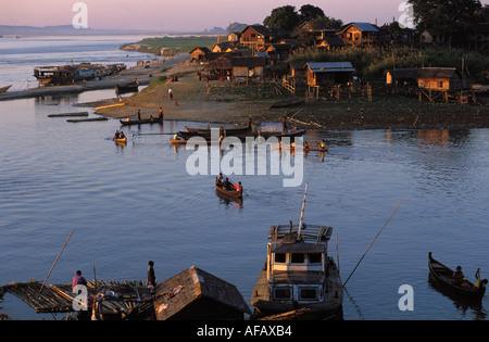 Mandalay der Uferpromenade bei Sonnenuntergang Stockfoto