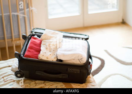 Fall auf Bett gepackt Stockfoto