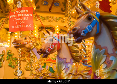 Messegelände Karussell fahren in der Abenddämmerung Weymouth, Dorset Stockfoto