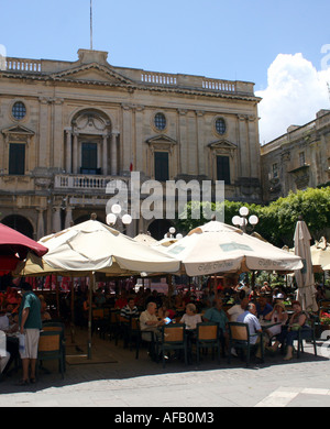 SPEISEN AM PLATZ DER REPUBLIK. VALLETTA. MALTA EUROPA Stockfoto