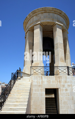 DIE BELAGERUNG BELL WELTKRIEG 2 DENKMAL MIT BLICK AUF GRAND HARBOUR. VALLETTA. MALTA EUROPA Stockfoto