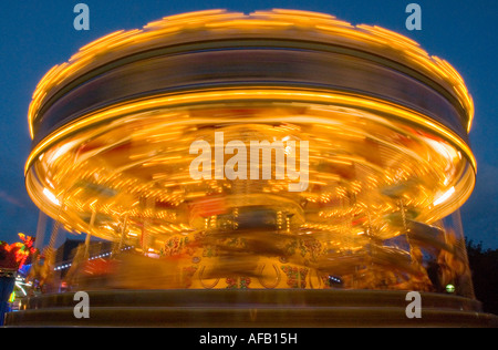 Messegelände Karussell fahren in der Abenddämmerung Weymouth, Dorset Stockfoto