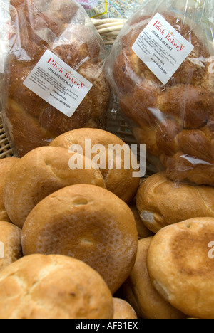 Polnische Brot auf dem Display in polnischen Supermarkt, High Street, Whitton, Middlesex UK Stockfoto