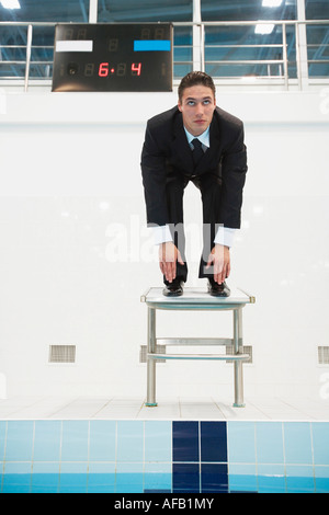 Geschäftsmann am Startblock Stockfoto