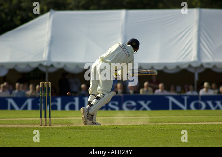 Middlesex Cricket Spieler Fußball Bein Blick schoss mit Staub fliegt. Stockfoto