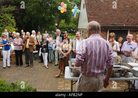 Senior Mann hält eine Rede auf seiner Familie Geburtstagsfeier Gruppe Freunde treffen sich im Garten Pearson Phillips 80. Geburtstag 2007 2000er Jahre Herefordshire UK. Stockfoto