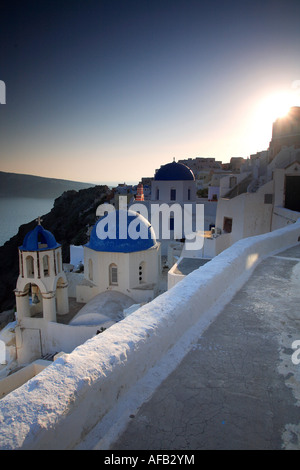 Am frühen Abend Blick auf die malerische Stadt Oia in Santorini, Griechenland Stockfoto