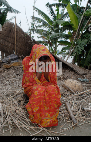 Flut betroffen Nord Bangladesh, Juni 2007.Munima im Alter von 25 sitzen auf den Überresten ihres Hauses komplett zerstört wurde Stockfoto