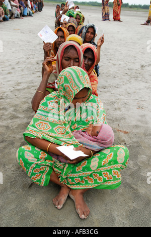 Flut betroffenen Norden Bangladesch, Juni 2007.Emergency Familienpaket Verteilung von Rothalbmond-Gesellschaft. Stockfoto