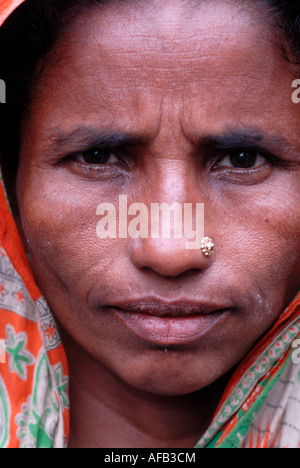 Bangladesch 2007 nach der Flut. Eine Frau Opfer von Überschwemmungen Dorf. Stockfoto