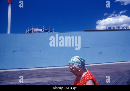 Frau in einer weißen Sonnenbrille. Das New York Aquarium 1981 Brooklyn, New York City, US HOMER SYKES Stockfoto