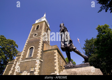 St. Georges Kirche Gravesend und die Statue von Pocahontas Stockfoto