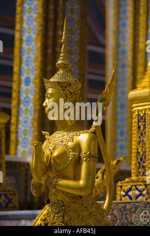 Kinnaree halb menschliche, halb Vogel mythologischen Fiigure direkt vor der Anlage Prasat Phra Debidorn Grand Palace Stockfoto