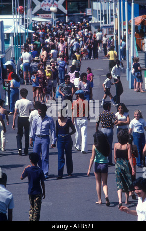 Coney Island 1980ern Menschenmassen. Brooklyn, New York City 1981 USA HOMER SYKES Stockfoto