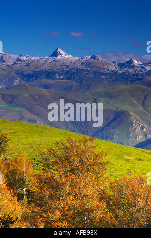 Vistas Desde el Col d'Orgambideska del Auñamendi/Pic d'Anie Con el Pueblo de Larrau/Larraine En el Fondo del Valle Soule/Xiberoa Stockfoto