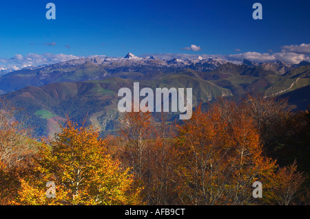 Vistas Desde el Col d'Orgambideska del Auñamendi/Pic d'Anie Con el Pueblo de Larrau/Larraine En el Fondo del Valle Soule/Xiberoa Stockfoto