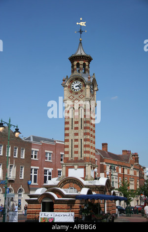 Uhrturm im Zentrum von Epsom, Surrey Stockfoto