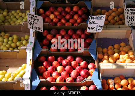Marktstand Obst in der High Street, Surrey Stockfoto