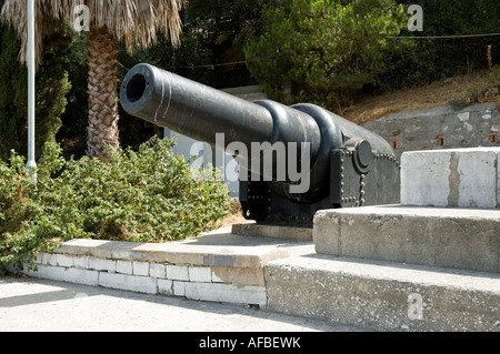 Eine viktorianische 10-Zoll-18-Tonnen Mk II gezogen Vorderlader mit Blick auf die Grand Parade, Gibraltar (öffentlicher Parkplatz) Stockfoto