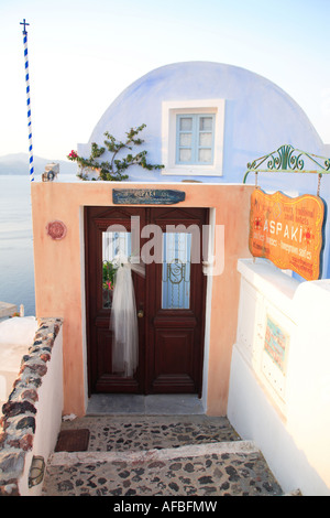 malerische Mietobjekt auf Felsvorsprung in der Stadt Oia Santorini Griechenland Stockfoto