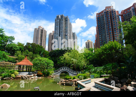 Shatin New Park mit Wohnsiedlungen auf der Rückseite Hong Kong China Stockfoto