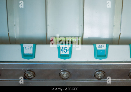 letzte verbleibende Paket von Wrigley s in einem Automaten Stockfoto