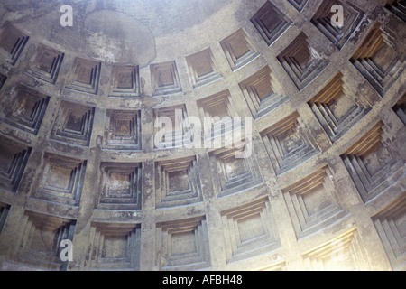 Nach oben an die Decke des Pantheon des antiken Rom Stockfoto