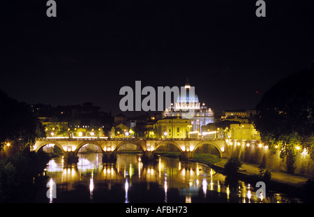 Einen weiten Blick auf den Tiber der Kuppel von Sankt Peter s Basilika im Vatikan Rom Stockfoto