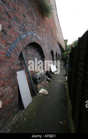 Weiße verkleidete Tür mit Oberlicht in Gasse verlassen Stockfoto