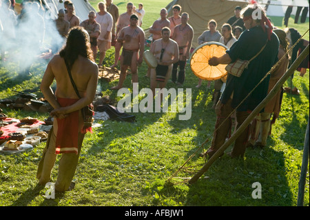 Indianischen einheimischen indischen Reenactors in historischen Kostümen verkleiden Powwow jährliche Grand Encampment Fort Ticonderoga NewYork Stockfoto