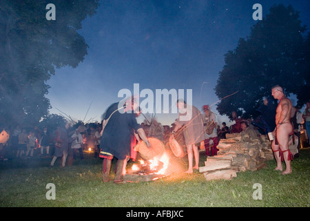 Native American Reenactors in historischen Kostümen verkleiden Powwow Lagerfeuer Tanz jährliche Grand Encampment Fort Ticonderoga New York Stockfoto