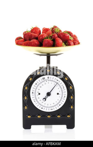 Erdbeeren auf Küchenwaage Stockfoto