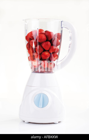 Erdbeeren im mixer Stockfoto