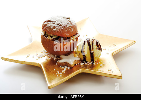 Bratapfel mit Vanille-Eis Stockfoto