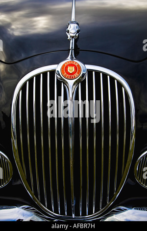 Eine Nahaufnahme von einem makellosen schwarzen Jaguar XK150. Goodwood Revival West Sussex UK 2007 Stockfoto