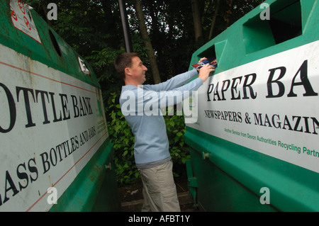 Mann, der Zeitschriften in recycling Bank in Bovey Tracey Devon England Stockfoto