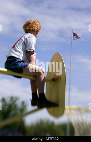 Boy am Basketballkorb gerade Parade Stockfoto