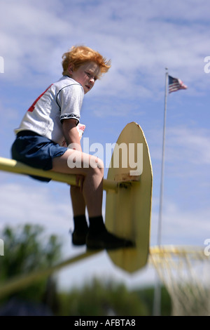 Boy am Basketballkorb gerade Parade Stockfoto