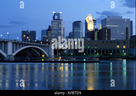 Minnesota, Upper Midwest, Minneapolis, Twin Cities, Mississippi River Water Bridge, Overpass, Link, Verbindung, Dämmerung, Abend, Nachtleben abends nach dar Stockfoto