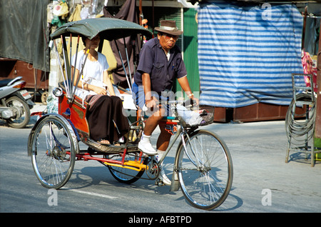 Fahrrad-Rikscha-Fahrer und Beifahrer, Chiang Mai, Thailand Stockfoto