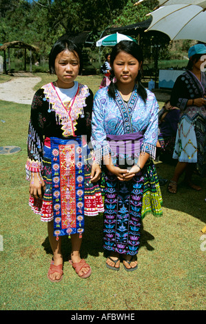 Zwei junge Mädchen, Hmong Hill Tribe, Huay Luk Dorf, Chiang Dao District, Provinz Chiang Mai, Thailand Stockfoto