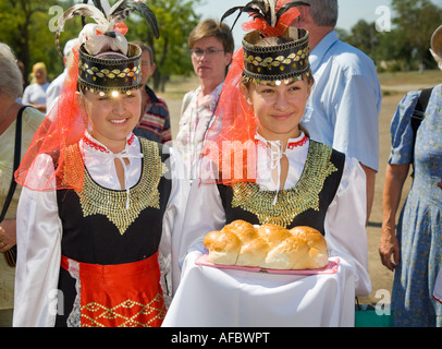 Junge Mädchen in ukrainischer Tracht, Vermittlung an eine Gruppe von Besuchern die traditionelle Begrüßungsgeschenk, Brot und Salz Stockfoto