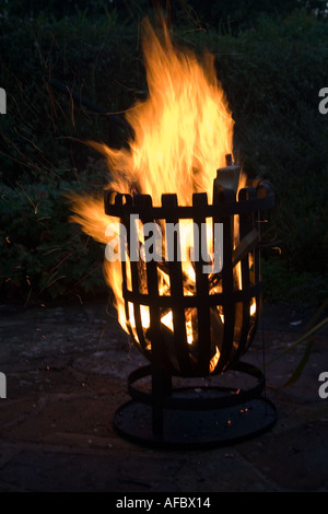 Feuerschale mit Feuer in einem Garten Wales UK Stockfoto