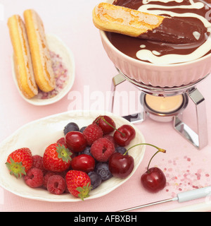 Schwamm-Finger mit Schokolade-Fondue und Obst, Nahaufnahme Stockfoto