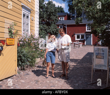 Paar auf der Karte, Altstadt, Porvoo, Südfinnland, Finnland Stockfoto